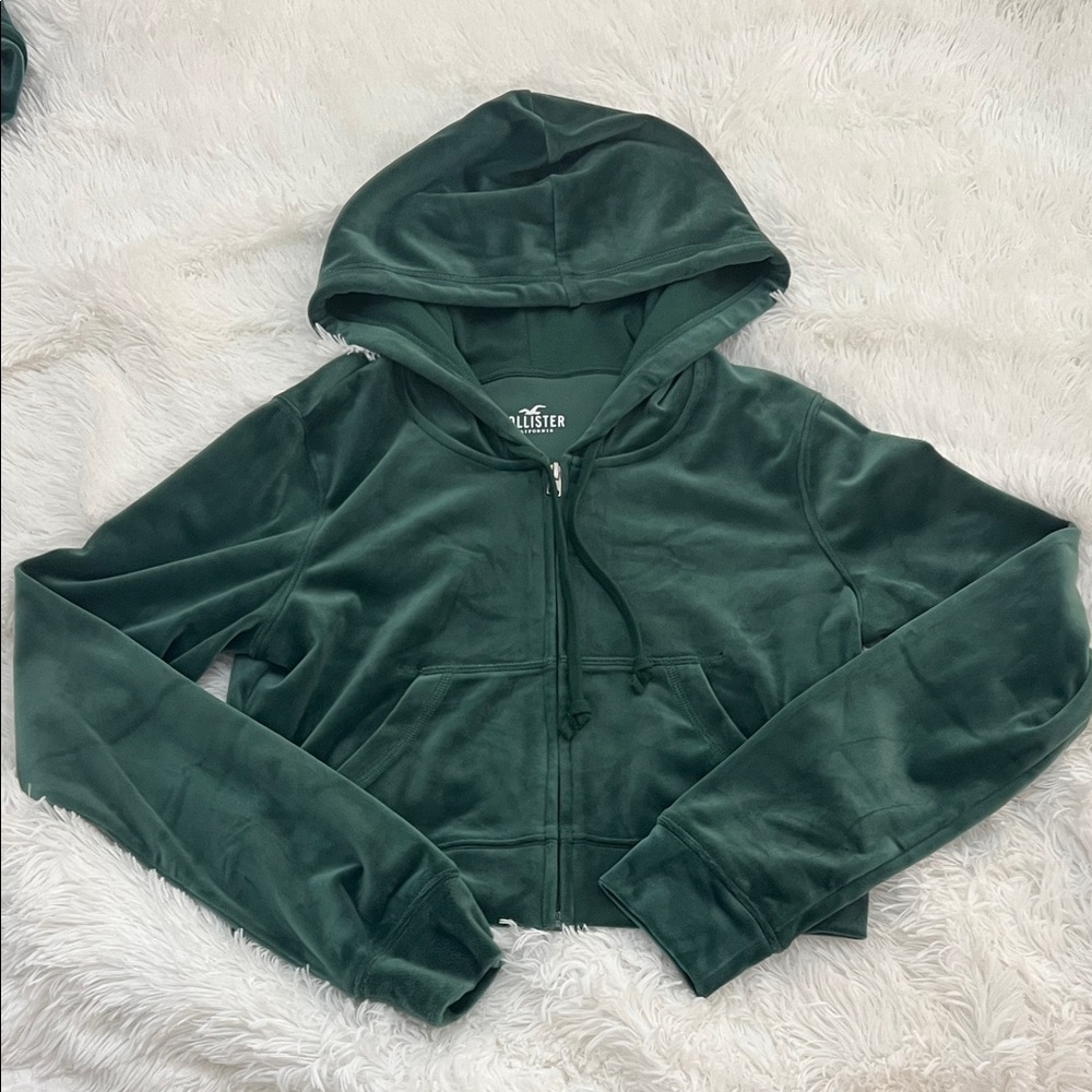 Hollister Green Velour Cropped Zip
Hoodie Size S